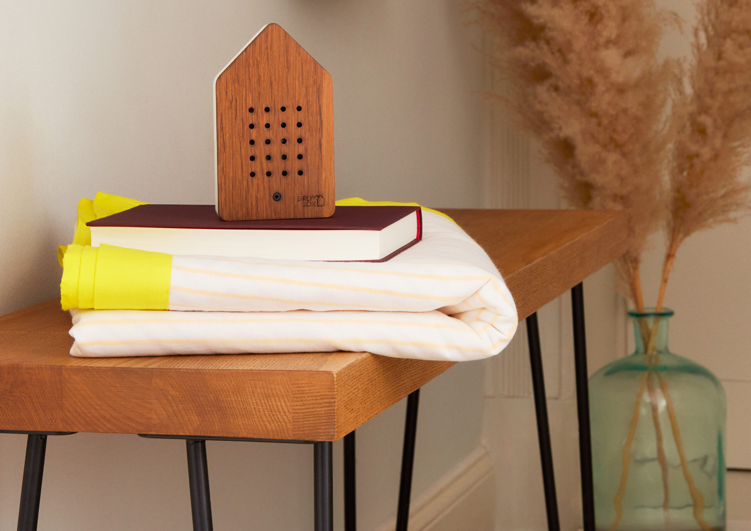 Relaxound Birdybox Oak op een houten tafel in het interieur