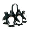 Zwarte Egguins eierhouder van Peleg Design met zes pinguïns, witte eieren en een centraal handvat op witte achtergrond