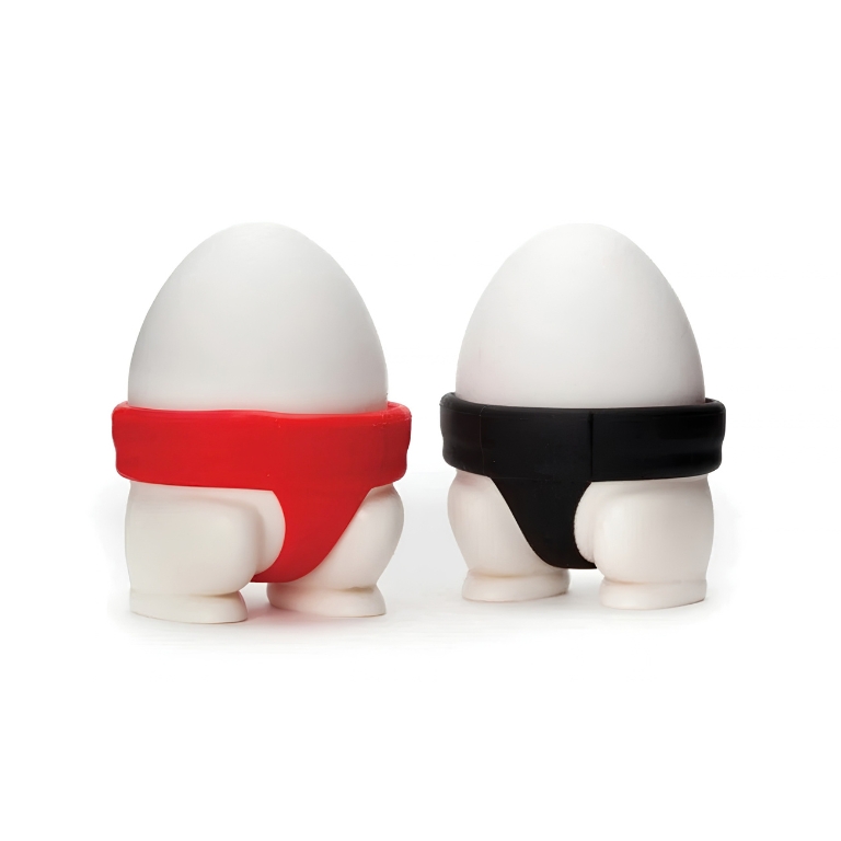 Twee Peleg Design Sumo Eggs eierdopjes met witte benen en rode en zwarte sumobroek, gevuld met eieren