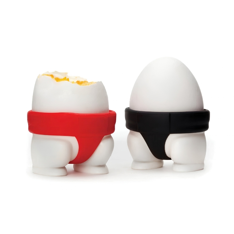 Rode Sumo Eggs eierdop met geopend gekookt ei naast een zwarte eierdop met heel ei