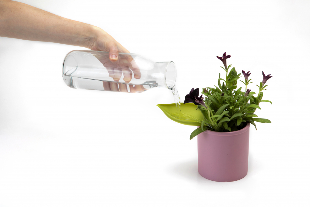 Kamerplant water geven met Peleg Design Leaflow