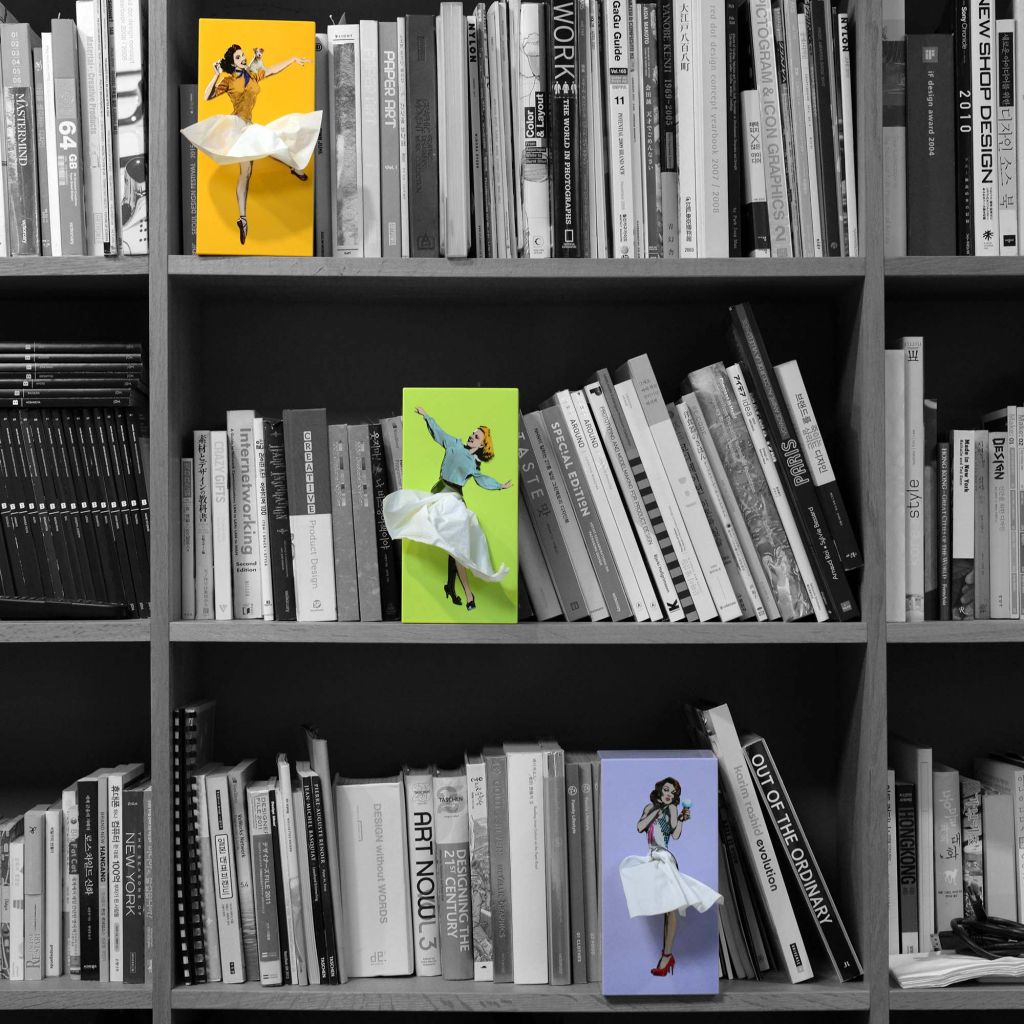 SPEXTRUM Tissue Up Girl in oranje, groen en paars in boekenkast