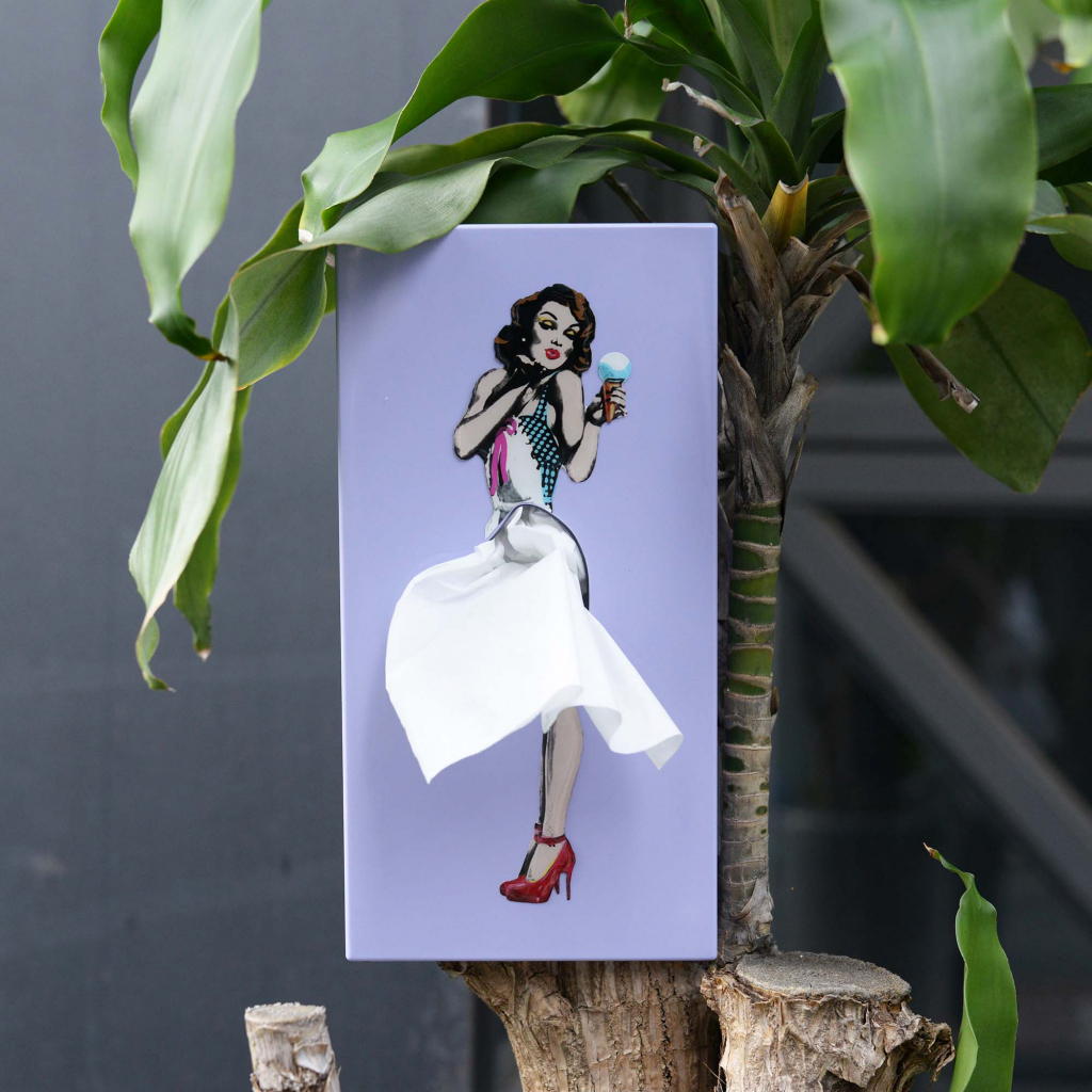 Paarse Tissue Up Girl tissuehouder bij groene kamerplant