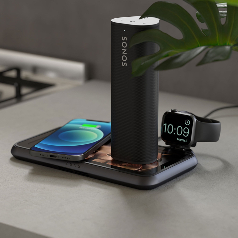 Zens Liberty Glass draadloze oplader met smartphone in een interieur